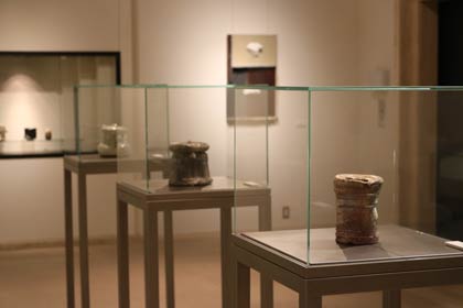 燕市産業史料館で開かれている坂爪勝幸茶陶展