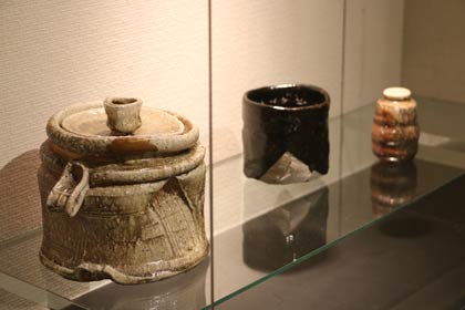  燕市産業史料館で開かれている坂爪勝幸茶陶展