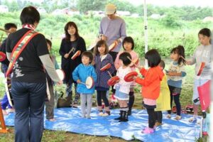 三条市のスノーピーク本社で開かれている「雪峰祭 2015 春」、鼓童文化財団による太鼓のワークショップ