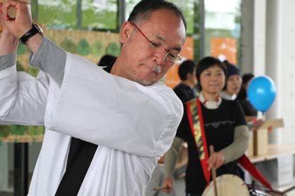 もちつきで自らきねをふるう山井社長