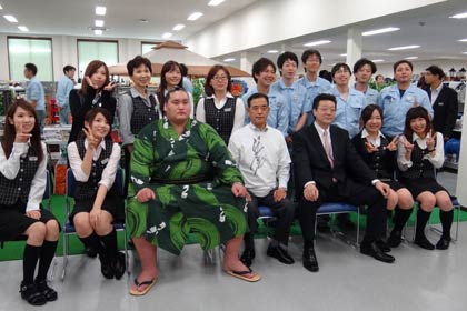 社員らと記念撮影