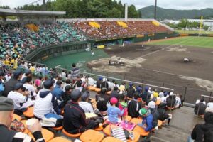 第8回三条野球まつりのファーム交流試合阪神対日ハム戦、雨で試合開始が30分遅れるも1,259人入場