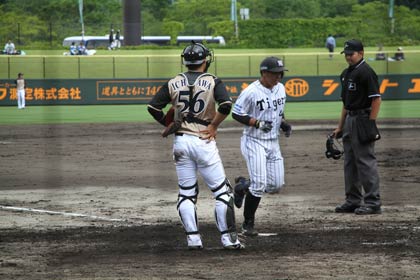 五回裏にスリーランホームランを放って逆転した阪神の梅野先週が本塁を踏む