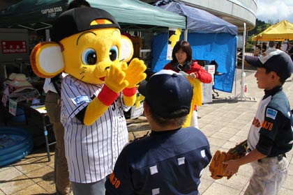 阪神のマスコットキャラクター、キー太とのふれあい