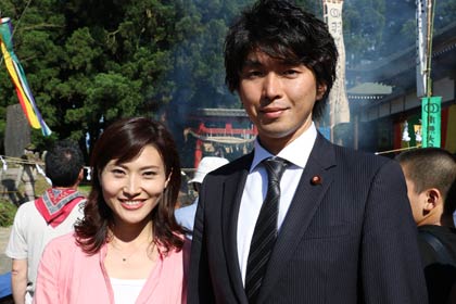 火渡り祭が行われた宝積院を訪れた金子衆院議員と宮崎衆院議員