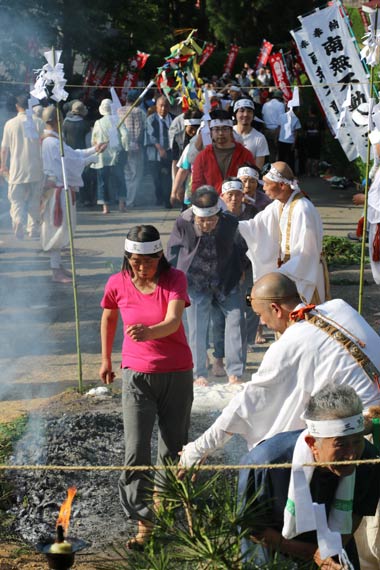 三条市長沢の宝積院で行われた不動講火渡り祭