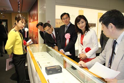 諸橋轍次記念館の特別展示を見学する中国駐新潟総領事館の何平総領事（胸にピンクのリボン）