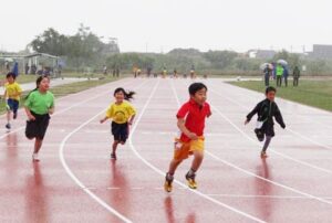 三条・燕総合グラウンド陸上競技場リニューアルオープン記念小学生記録会に燕、三条の小学生127人が参加
