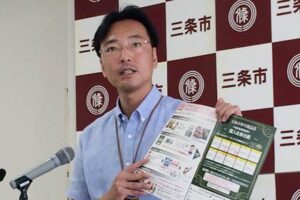 定例記者会会見を行う国定市長