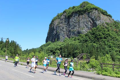  7日開かれた第30回記念しただ新緑ロードレース大会で八木ヶ鼻を横に見て走る