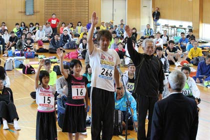 選手宣誓を行う坂井さん家族