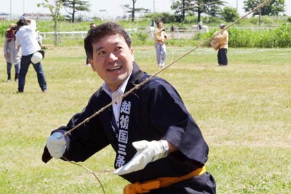 六角巻凧の凧揚げに挑戦する泉田知事