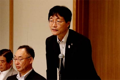 副会長に就任してあいさつする鈴木燕市長