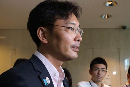 囲み取材を受ける国定市長