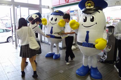 「6・9の日」で三条署がJR東三条駅前で行った自転車盗被害防止などの広報啓発活動
