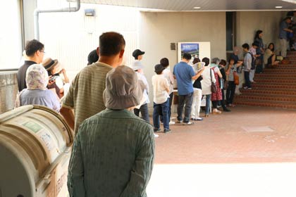 燕市文化会館には約50人が行列をつくった