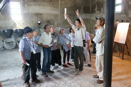 水道の塔を愛する会の会員が解説