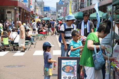一ノ木戸商店街で開かれた三条マルシェ