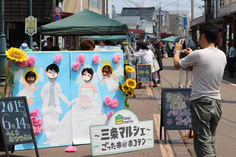 三条商業高校美術部の横田さんが制作したウェディングをテーマにした顔出しパネル