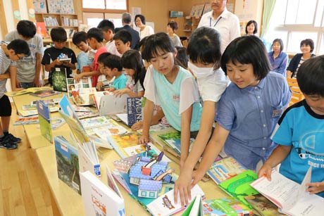 「ミキプルーン文庫」が寄付された吉田南小