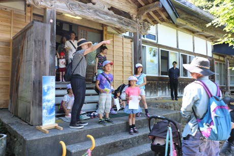 「いわむろや」の開湯ミステリーツアー、最後のポイントの松岳寺で「いわねポリス」を救出してゴールを目指す参加者
