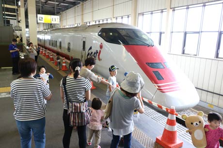 E926形新幹線電気・軌道総合検測車両「East i」の展示