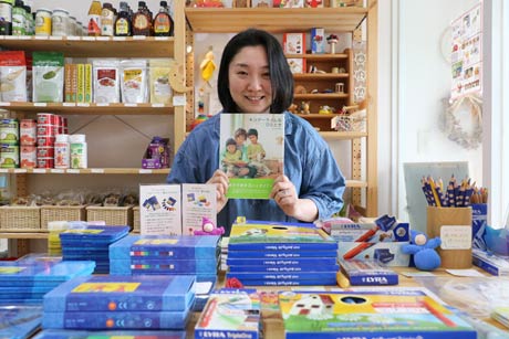  としくらえみさんを講師に「シュタイナーアートの絵と手仕事教室」を開く「マザーネイチャー」の平田さん