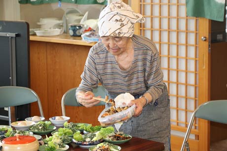 布芝居の原画を描く最高齢91歳の本多さんが率先して昼食を準備