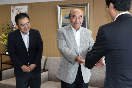 左から第7回燕商工会議所会頭杯ゴルフ大会の志田実行委員長、田野燕商工会議所会頭、鈴木市長