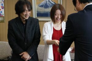左からオトノハコの笠原社長、本宮さん、鈴木市長