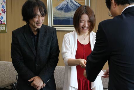 左からオトノハコの笠原社長、本宮さん、鈴木市長