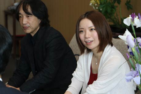 鈴木市長と歓談する本宮さん