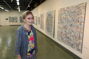 21日まで今井美術館で洋画家中川セツ子さんの個展、年齢を感じさせないエネルギッシュな作品が来場者を圧倒