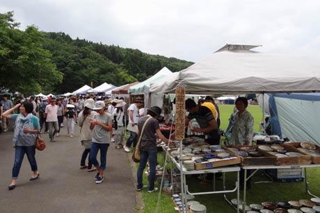 20、21日と三条市槻の森運動公園の芝生広場で開かれている第8回三条クラフトフェア in 槻の森