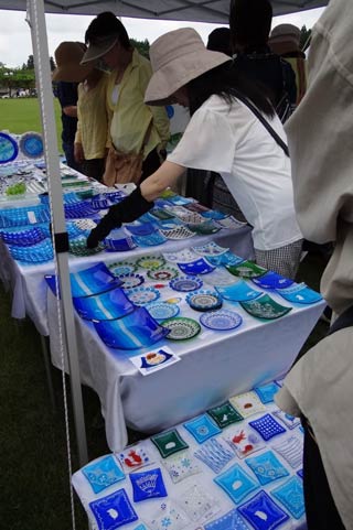  20、21日と三条市槻の森運動公園の芝生広場で開かれている第8回三条クラフトフェア in 槻の森
