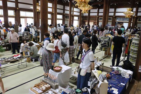 21日まで三条別院で開かれている御坊市