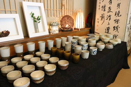 みき庵に展示されている工房「どき土器」を主宰する石沢啓一さんの陶芸作品