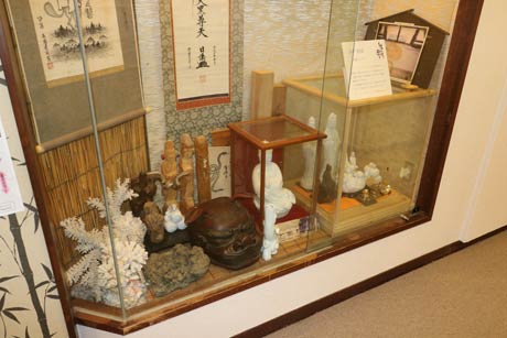旅館「初音」のご利益グッズの展示