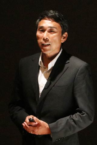 燕市で講演する高野進さん