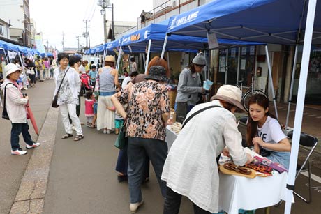  「一・六の市」の会場で開かれた「ツバメルシェ with 吉田のいちび」