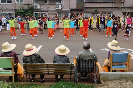  1000人みこしとよさこいの披露