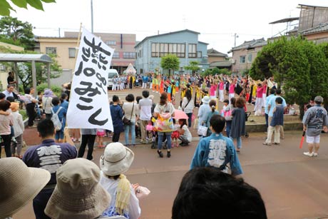  1000人みこしとよさこいの披露