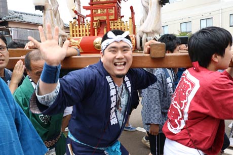  1000人みこしとよさこいの披露