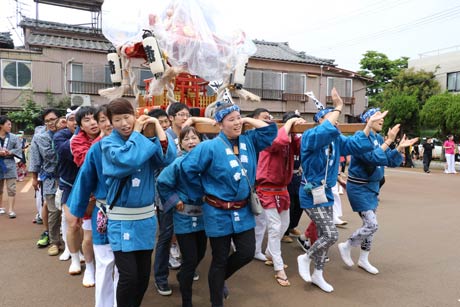 燕1000人みこしとよさこいソーランの披露