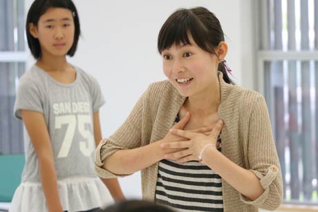 豊かな表現力で指導する講師の岡田さん