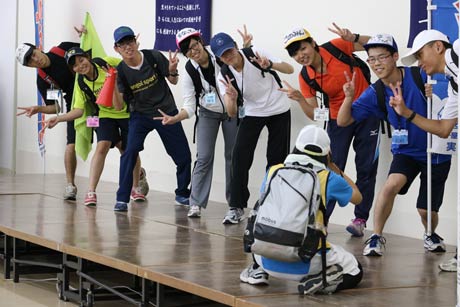 学生スタッフが歩くときの隊列や役割を寸劇風に紹介