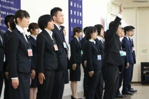 「第8回寺子屋つばさ100km徒歩の旅」の保護者説明会で学生スタッフが自己紹介