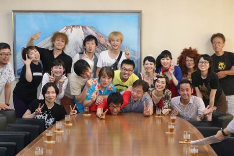 表敬訪問に訪れた松本監督らと記念写真に写る国定市長