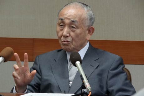 県の加茂病院改築に関する対応に抗議する記者会見を行った加茂市の小池市長