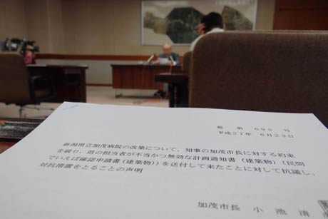  県の加茂病院改築に関する対応に抗議する記者会見を行った加茂市の小池市長